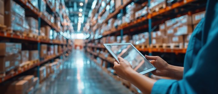 Ansicht Hochregallager mit Tablet und mobilen Apps