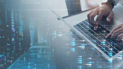 Laptop mit Dashboardansichten und Grafiken