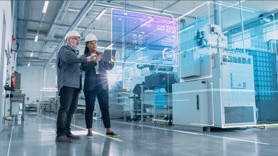 Foto ShopFloor mit Menschen, die an einem Tablet Daten prüfen