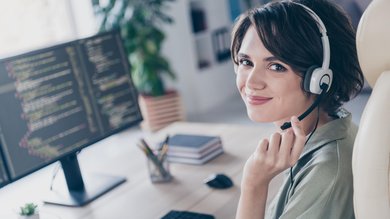 Bild junge Frau mit Headset im IT-Servicebereich