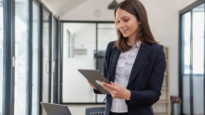 Frau mit Tablet
