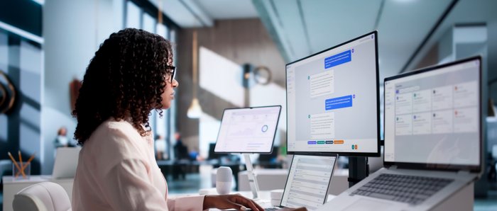 Foto mit grafischen Elementen zu Chatbots in B2B
