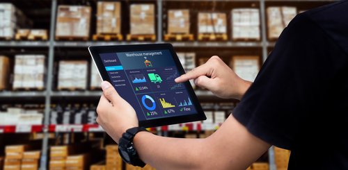 Mobility im Warehouse-Management Mann im Lager, der online über ein Tablet Prozesse in Lager und Logistik managt, mit Link zu passenden SAP-Lösungen für diese Bereiche