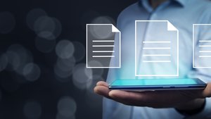 Mann mit Laptop und Formular-Icons