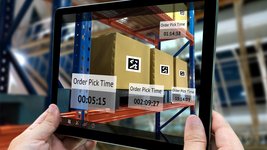 Tablet im Lager mit grafischen Abbildungen als Symbol für zeitgenaue Lieferplanung mit Link zur Landingpage SAP S/4HANA embedded ewm