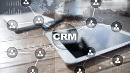 Zwei Tablets mit Netzgrafik und der Schrift CRM in der Mitte als Sinnbild für Kundenbeziehungsmanagement, mit Link zur CRM-Lösung SAP C/4HANA.