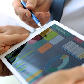 Produktionsplanung mit Echtzeitdaten Tablet mit Analysen zur Produktionsplanung auf Basis von Echtzeitdaten