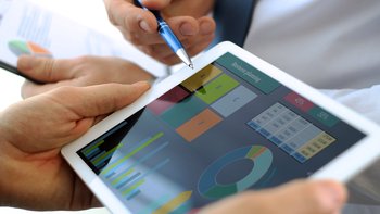 Produktionsplanung in Echtzeit Tablet mit Anwendungen zur Produktionssteuerung und Überwachung
