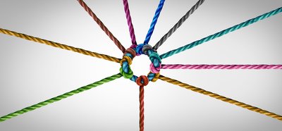 Verknüpfte Bänder in verschiedenen Farben, die um einen Kreis gebunden sind mit Link zur Aktuell-Meldung: Get ready for SAP Fiori.