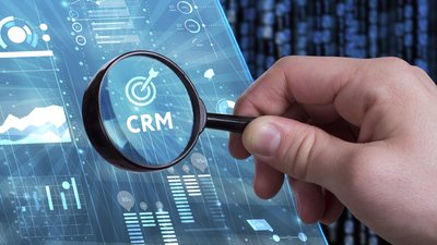 CRM-Funktionen ohne Middleware Monitoransicht mit Lupe auf Wort CRM
