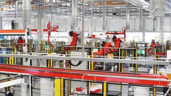 Optimierte Produktionsprozesse Ansicht Produktionshalle Branche Automotive