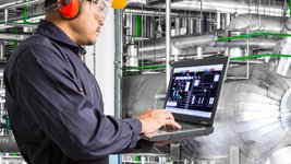 Mann in der Fertigung mit Laptop mit Link zur Landingpage hybride Fiori Apps