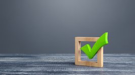 Grüner Haken als Symbol für geprüftes Qualitätsmanagement mit Link zu SAP-Lösungen für diesen Bereich.