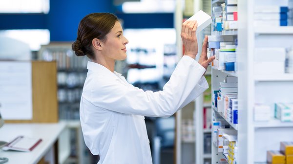 Einkauf von Verbrauchsgütern in Krankenhäusern und Kliniken Grafik: Ablaufplan für die Einführung des Lean Catalog im ein ERP-System Frau in Krankenhaus-Apotheke