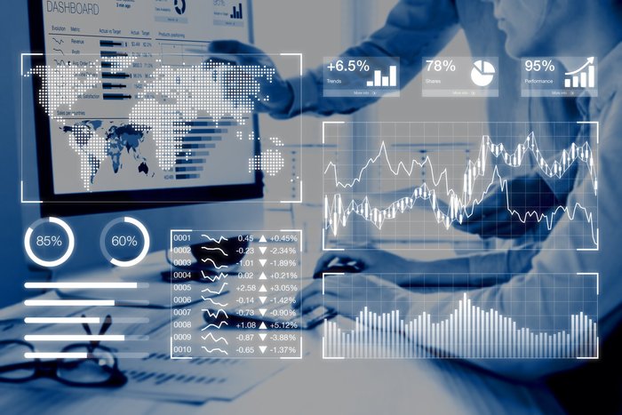 Headerbild:  Monitoransicht mit darüber gelegten betriebswirtschaftlichen Diagrammen