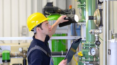 Lean Catalog für die Optimierung von Instandhaltungsprozessen Mann, der die Instandhaltung von Maschinen prüft