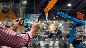 Mann in Produktionshalle mit Tablet