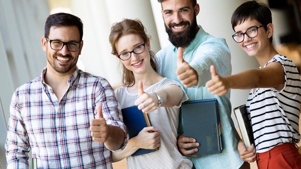 Tätigkeiten für Studenten bei HEISAB Vier Personen machen das Daumen-hoch-Zeichen