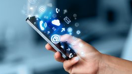 Hand mit Smartphone und gängigen App-Symbolen mit Link zur Landingpage Apps und AddOns