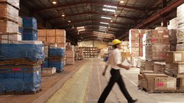 Warenlager mit Lagerarbeiter im Vordergrund und Link zur Landingpage Retrofit mit SAP