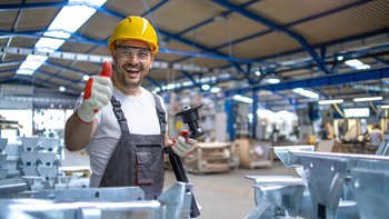 Mann im Lager mit Daumen hoch