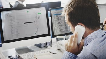 Mann am Telefon während des SAP-Hostings
