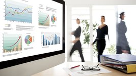 Monitor mit Businessdiagrammen und Link zum Angebot für die SAP Sales Cloud