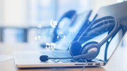 SAP Service Cloud Laptop mit Kopfhörer und Business Icons