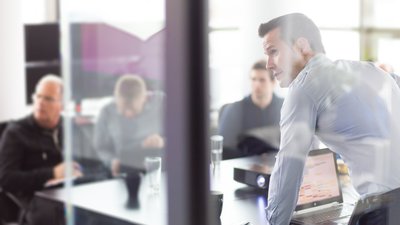 Nutzen einer Karriere bei HEISAB Männer, die sich während eines Meetings eine Präsentation anschauen